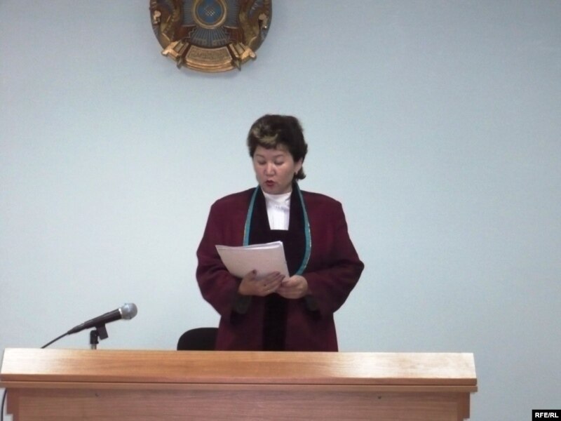 Судья Алтын Айтуарова зачитывает третий приговор по делу Алпамыса Бектурганова, бывшего советника областного акима. Уральск, 8 октября 2009 года.