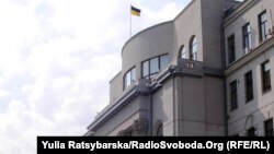 Микола Лукашук балотувався за списком «Слуги народу» також до Криворізької міської ради (на фото – фрагмент будівлі Дніпропетровської облради)