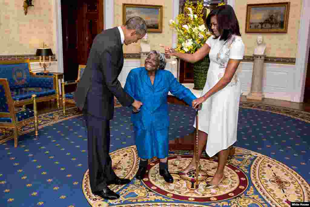 Афроамерикалықтар тарихы айлығы құрметіне Ақ үйдегі қабылдау алдында Мишель және Барак Обама 106 жастағы Вирджиния Маклоринмен бірге тұр. 18 ақпан 2016 жыл.