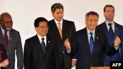 Singapore Prime Minister Lee Hsien Loong gestures as Chinese President Hu Jintao, a Peruvian representative, Russian President Dmitry Medvedev, and Papua New Guinean Prime Minister Michael Somare look on in Singapore on November 15.