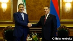 Армения -- Первый вице-президент Ирана Эсхак Джахангири (слева) и премьер-министр Армении Овик Абрамян, Ереван, 14 октября 2015 г.