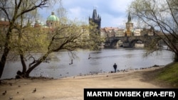 Прага. Малолюдна набережна і вигляд на Карлів міст, 13 квітня 2021 року 
