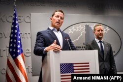 Richard Grenell gjatë vizitës në Kosovë.