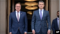 გერმანიის თავდაცვის მინისტრი ბორის პისტორიუსი და აშშ-ის თავდაცვის მინისტრთან პიტ ჰეგსეთი