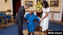 ملاقات بانوی ۱۰۶ ساله با آقای اوباما و همسرش