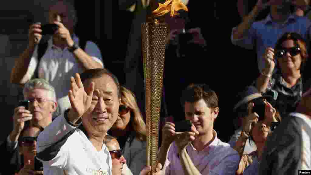 Generalni sekretar UN-a, Ban Ki-moon učestvovao u nošenju plamena, London, 26. juli 2012.