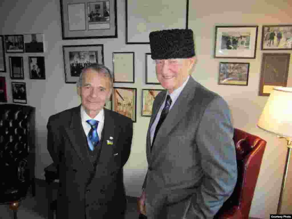 Mustafa Cemilev (solda) Zbigniew Brzezinski ilə, 15 dekabr 2010
