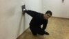 Гражданин Узбекистана Камрон Усмонов, прикованный к стене
