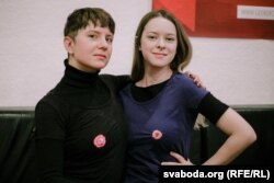 Удзельніцы гендэрнага праекту Makeout Віка Біран (зьлева) і Даша Рамановіч.