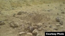 تصویر یک گودال حفر شده برای اجرای حکم سنگسار