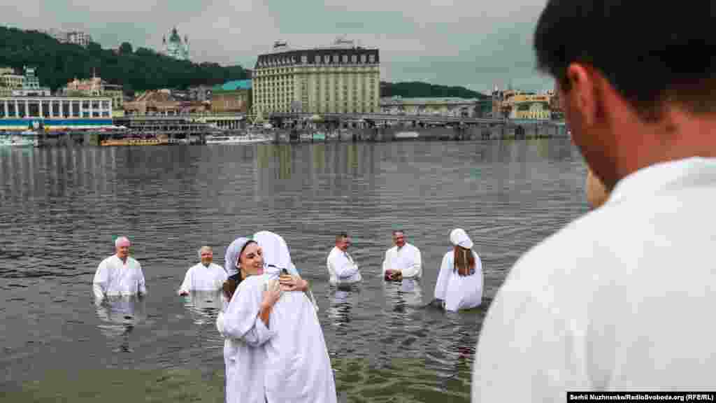На хрещення людина вдягає білий одяг, який символізує чистоту та святість перед Богом