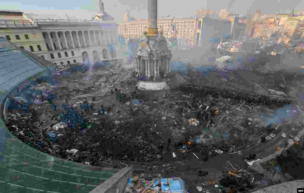 A general view of Independence Square during the ongoing antigovernment protests in downtown Kyiv on February 19. (epa/Sergei Dolzhenko)