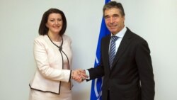 Претседателката на Косово Атифете Јахјага и генералниот секретар на НАТО Андрес фог Расмусен.