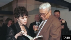 Белла Ахмадулина и Егор Яковлев. 1996. Фото Виктора Великжанина, ИТАР-ТАСС
