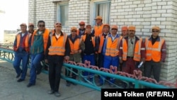 Жетібай теміржол станциясындағы наразы жұмысшылар. Маңғыстау облысы, 24 қыркүйек 2014 жыл.