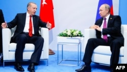 Presidenti turk, Recep Tayyip Erdogan (majtas) dhe presidenti rus, Vladimir Putin (djathtas), gjatë një takimi në samitin G-20 të këtij viti në Gjermani
