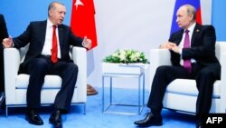 Vladimir Putin (sağda) və Recep Tayyip Erdoğan ötən iyulda G20 sammiti zamanı görüşmüşdülər 