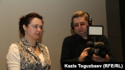Людмила Экзархова, автор фильма «Жизнь с мукополисахаридозом», справа — оператор фильма Виктор Гудзь. Алматы, 29 февраля 2016 года.
