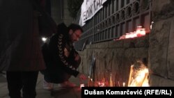 Sveće za ubijenog premijera kod zgrade Vlade Srbije