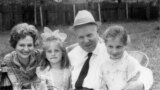 Никита Хрущёв с внучкой Юлией и правнучками Ксенией и Ниной