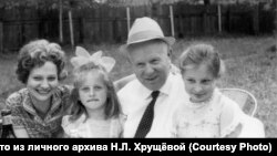 Никита Хрущёв с внучкой Юлией и правнучками Ксенией и Ниной