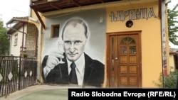 Mural me portretin e Vladimir Putinit, në një objekt në Mitrovicën Veriore.