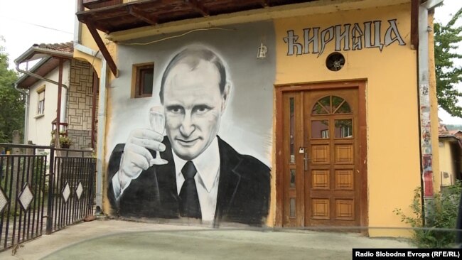 Imazhi i presidentit rus, Vladimir Putin i pikturuar në murin e një ndërtese në Mitrovicën e Veriut.
