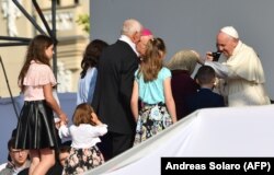 Papa Francisc binecuvântează o familie de mai multe generații dintr-un sat de lângă Iași.