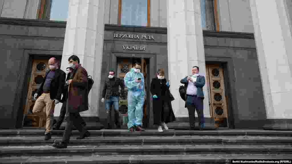 Тим часом парламент України в понеділок, 30 березня, збирався на позачергове засідання, аби врегулювати деякі законодавчі ініціативи щодо протидії епідемії COVID-19