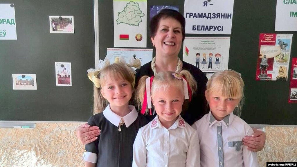 Другая беларуская кляса 34-й школы, дзе будзе вучыцца Соф’я Абуховіч: (зьлева направа) Эвэліна Самойленка, Тацьцяна Турандзіна, Улада Грыцанава з настаўніцай Лідзіяй Ціханоўскай