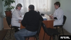 Пациент на приеме у врачей. Семей, февраль 2010 года. Иллюстративное фото.