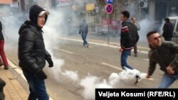 Priština: Demonstranti bacali molotovljeve koktele