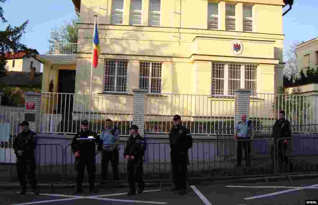 Proteste la ambasada Republicii Moldova la Praga - Moldavian youth protests in Prague at Moldavian Embassy