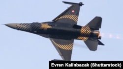 An F-16 fighter jet takes part in an aerobatic performance in Turkey.