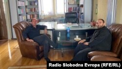 Отец Миле Ангеловски и дебарскиот муфтија Решат Качалнику на Бајрамската средба во Дебар