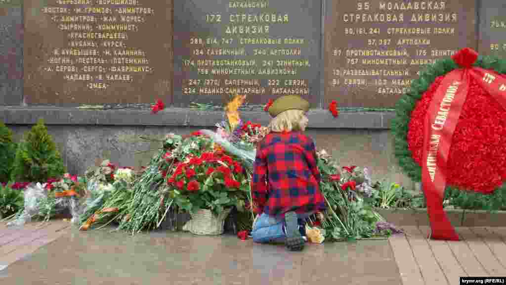 Квіти поклали і до Вічного вогню біля меморіальної стіни на честь героїчної оборони Севастополя 1941-1942 років&nbsp;