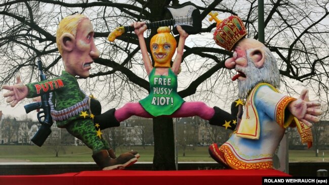 Фігури учасниці панк-группы Pussy Riot, президента Росії Володимира Путіна і Московського патріарха Кирила на карнавалі у німецькому Дюссельдорфі, 11 лютого 2013 року