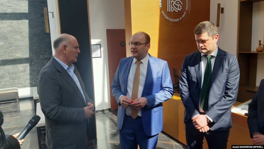 Президент Аслан Бжания, председатель Нацбанка Беслан Барателиа и директор департамента международного сотрудничества Банка России Андрей Липин