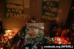 „Éljen Belarusz!”, „Túléljük, mert jobbak vagyunk”. A rendőrségi őrizetben meghalt Raman Bandarenka spontán emlékhelyének feliratai