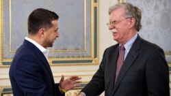 Volodymyr Zelenskiy (solda) və ABŞ-ın keçmiş milli təhlükəsizlik müşaviri John Bolton