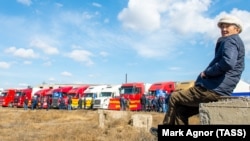 Забастовка дальнобойщиков против системы взимания платы за проезд по автодорогам "Платон" в Улан-Удэ