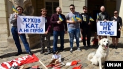 Учасники акції «Совок не пройде» проти ініціативи харківського мера Геннадія Кернеса повернути в Харкові проспекту Петра Григоренка його стару назву на честь радянського маршала Жукова. Львів, 19 травня 2019 року