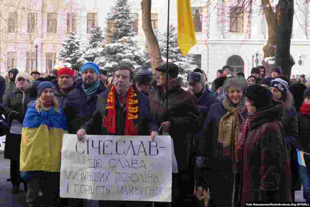 Группа активистов направили петицию в Верховную Раду Украины с требованием переименовать Днепропетровск в Сичеслав. По их мнению, это наименование городу предложил академик Дмитрий Яворницкий почти 100 лет назад и оно является &laquo;исторически оправданным&raquo;, потому что на территории области была Запорожская Сечь.&nbsp;