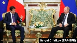 Vladimir Putin (sağda) və Giuseppe Conte