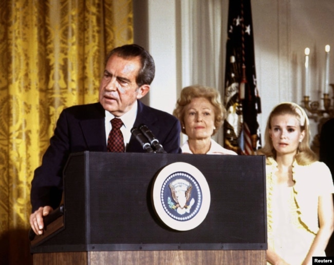Ричард Никсон прощается с сотрудниками Белого дома в день ухода в отставку