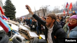Проросійські активісти у Луганську, 14 квітня 2014 року
