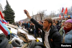 Проросійський мітинг у Луганську. Квітень 2014 року
