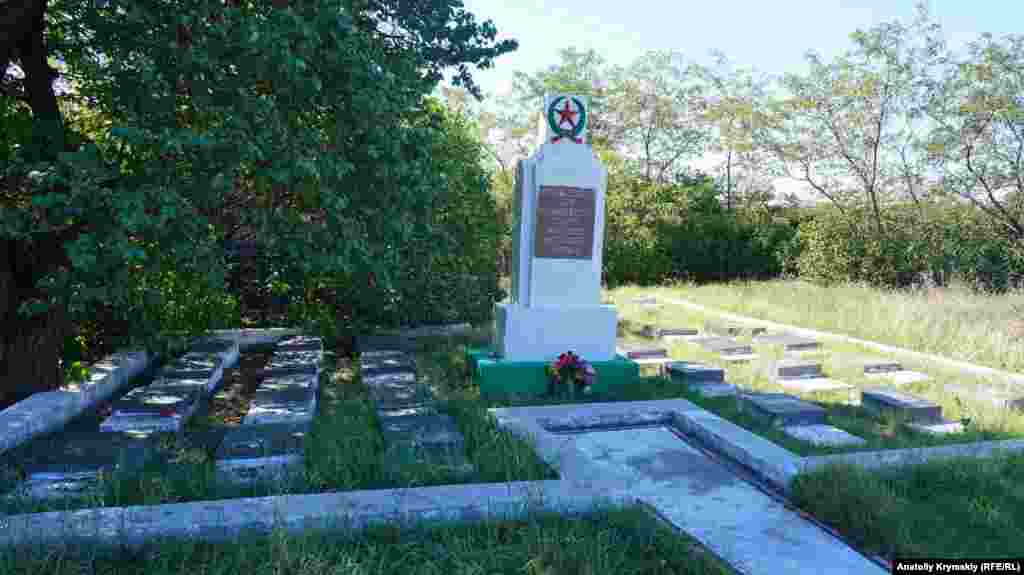 Мемориал &ndash; это захоронения советских воинов, умерших от ран в Симферопольском госпитале в 1944 году. Стела мемориала заметно покосилась. Еще несколько воинских братских могил можно найти в глубине кладбища
