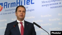 Министр обороны Армении Виген Саргсян (архив)