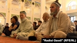 Верующие в мечети в Душанбе, столице Таджикистана.